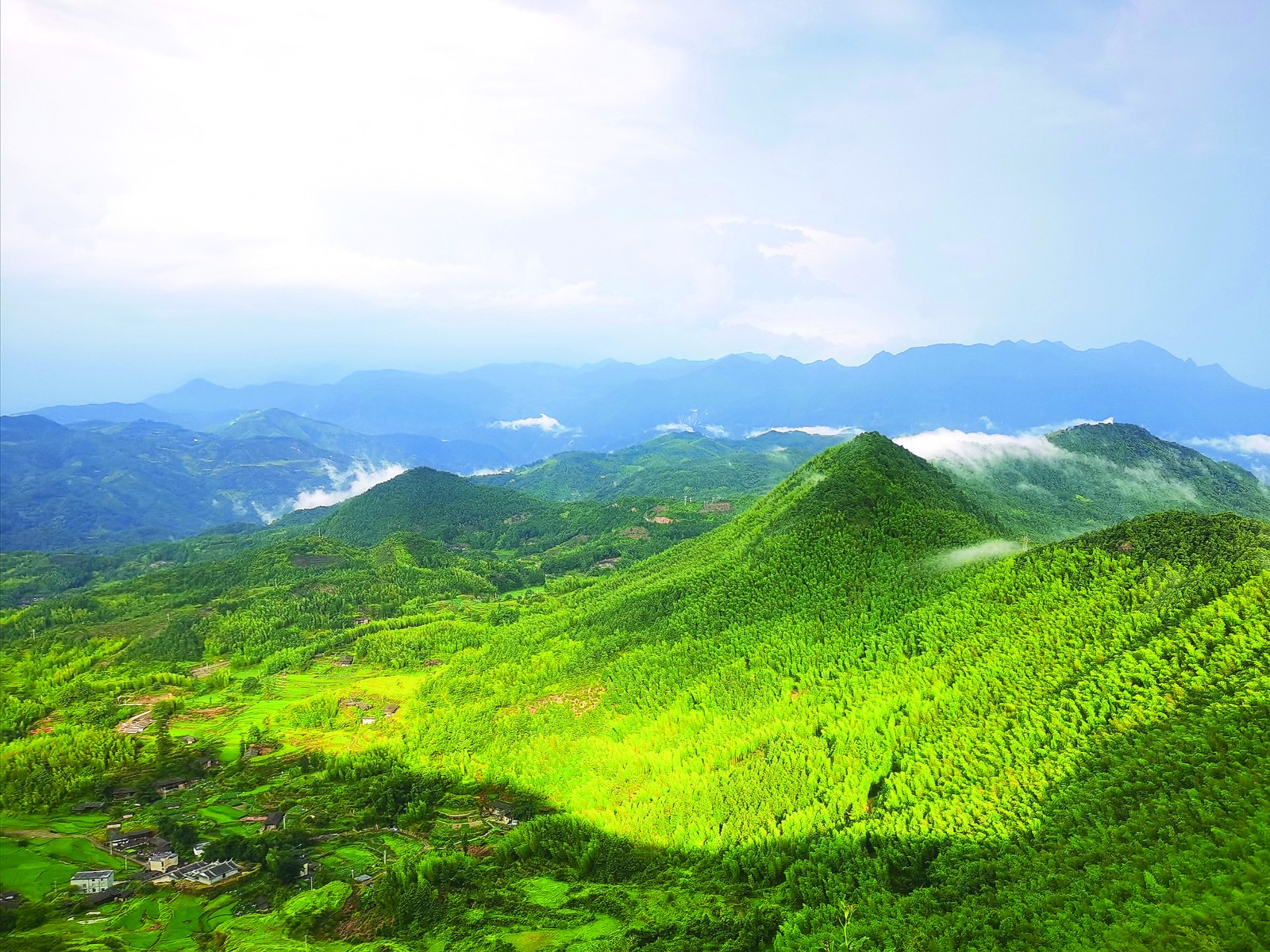 阳光下的村庄  车走之摄于南埕连山村.jpg