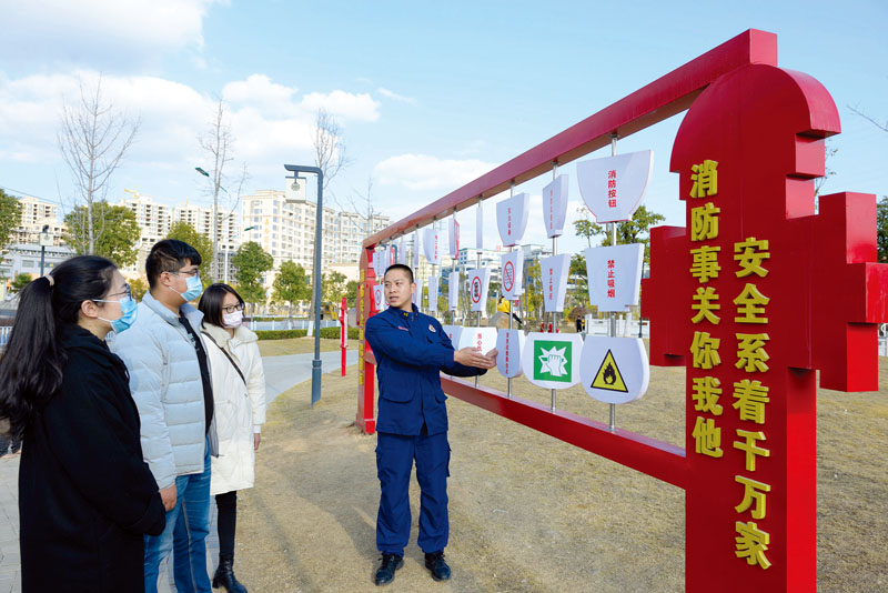 社区居民学习消防安全标识.jpg