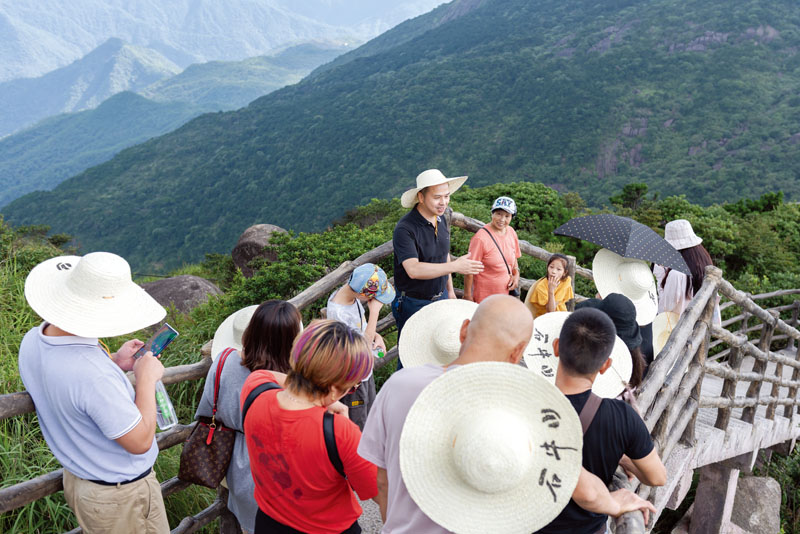 媒体采风团为石牛山开园宣传造势（许华森  摄）1.jpg