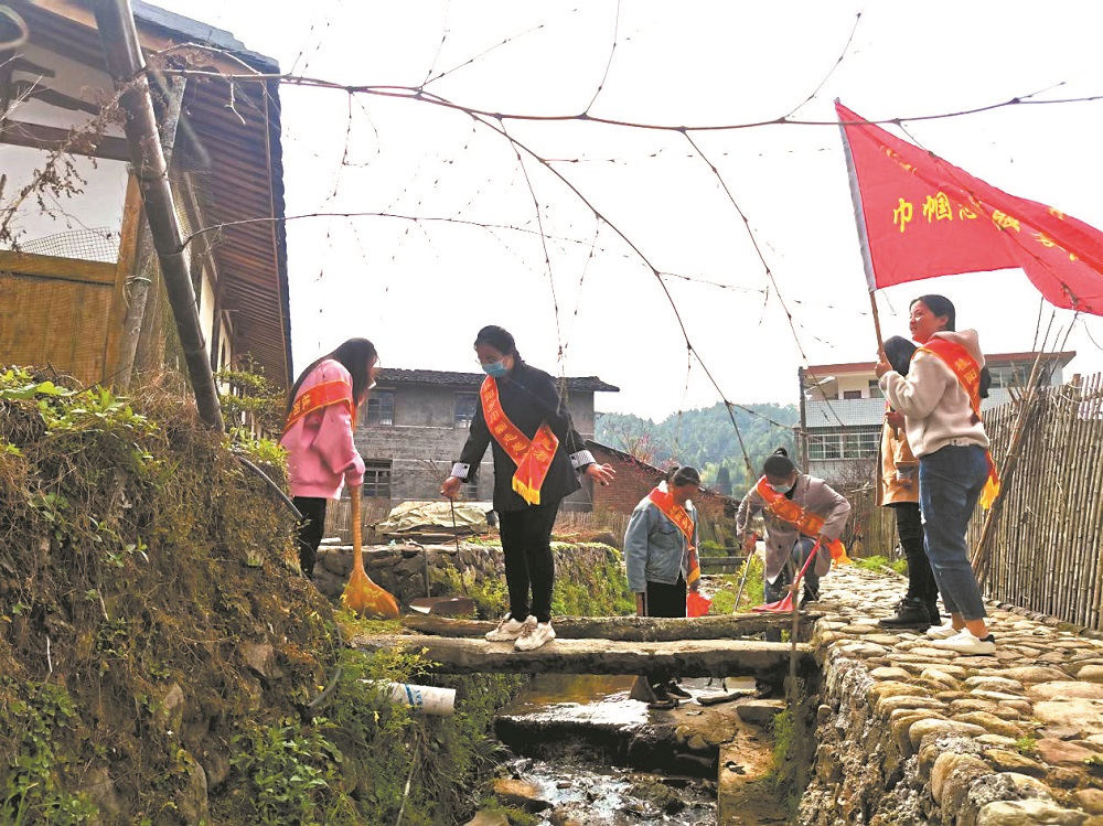 志愿者对河道沿线进行清理.jpg