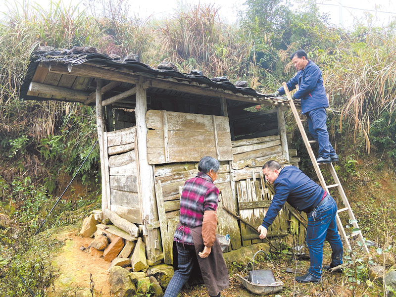 杨思敏和村干部帮助村民拆除旱厕.jpg