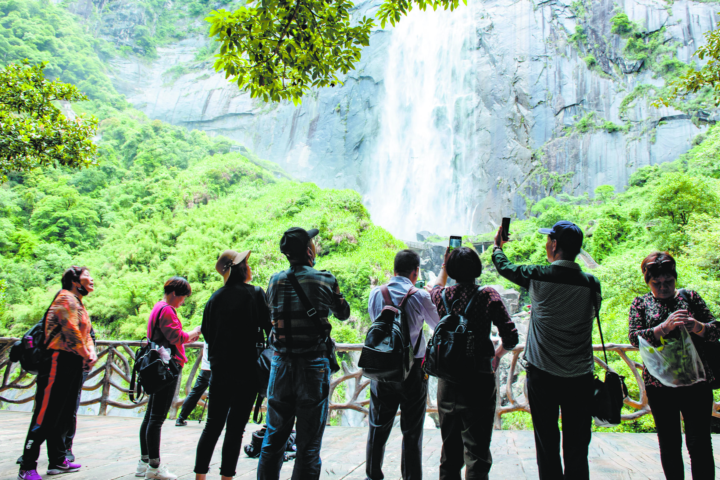 石牛山景区持续火爆，图为游客在岱仙瀑布拍照留影。.jpg