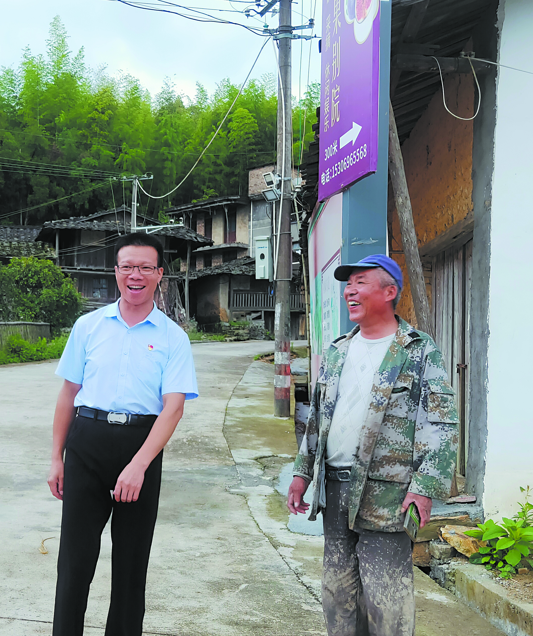 曾清燕（左）到铭爱村与村民畅谈乡村振兴.jpg