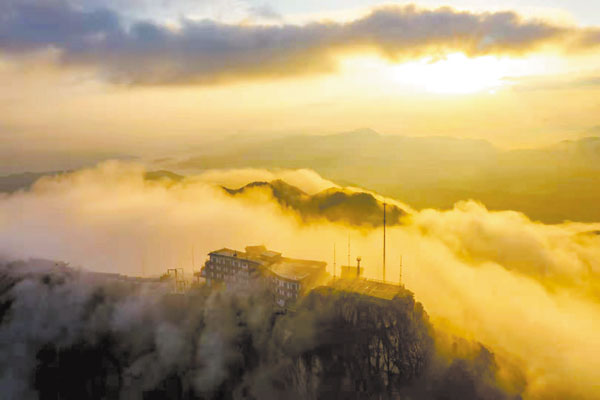 天空之城 赖建明 摄.jpg