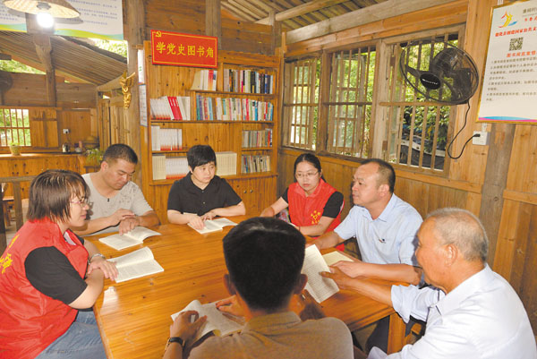 村民走进学党史图书角学习1.jpg