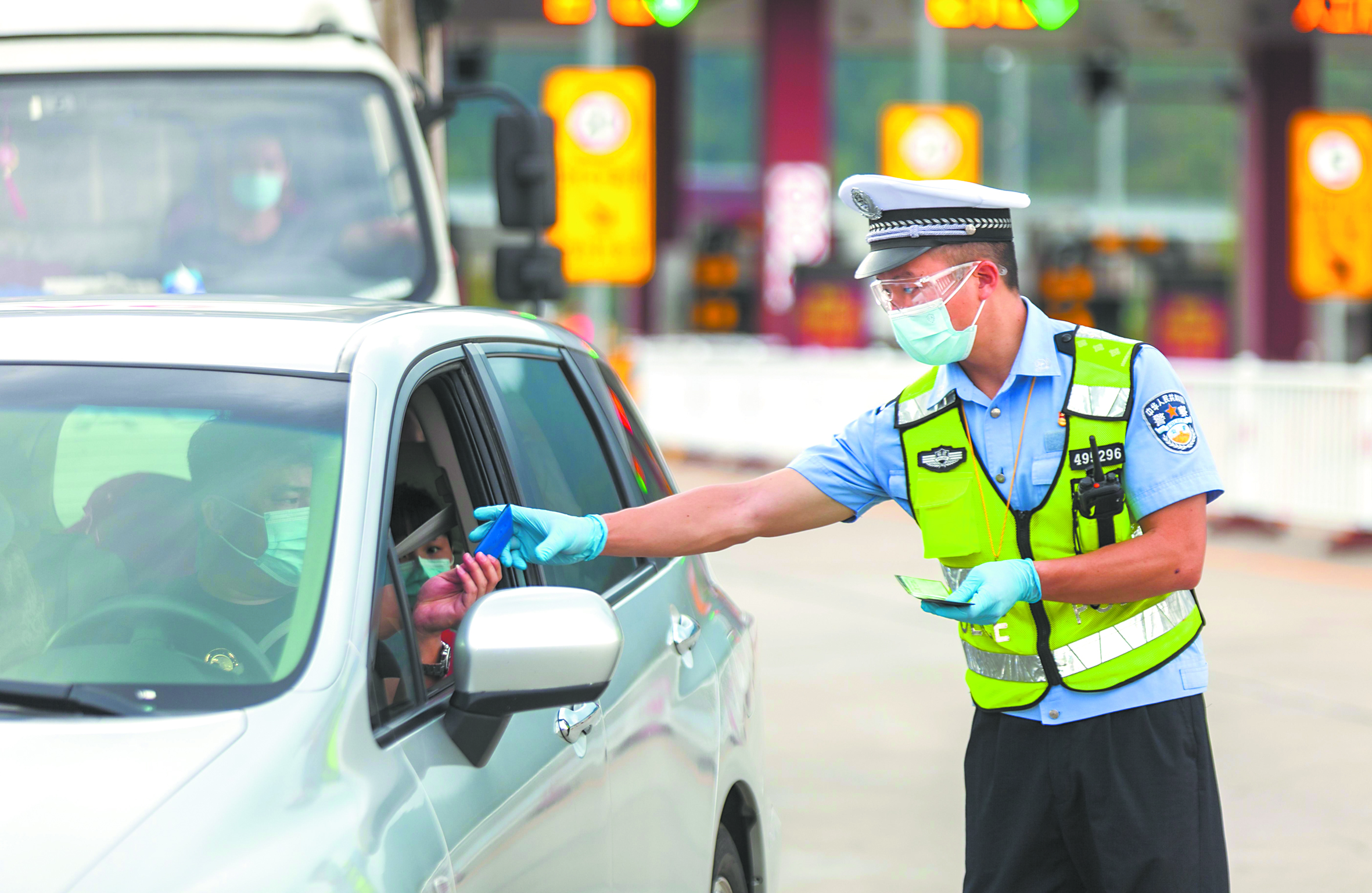 执勤交警排查入德人员信息（王建德 摄）2.jpg