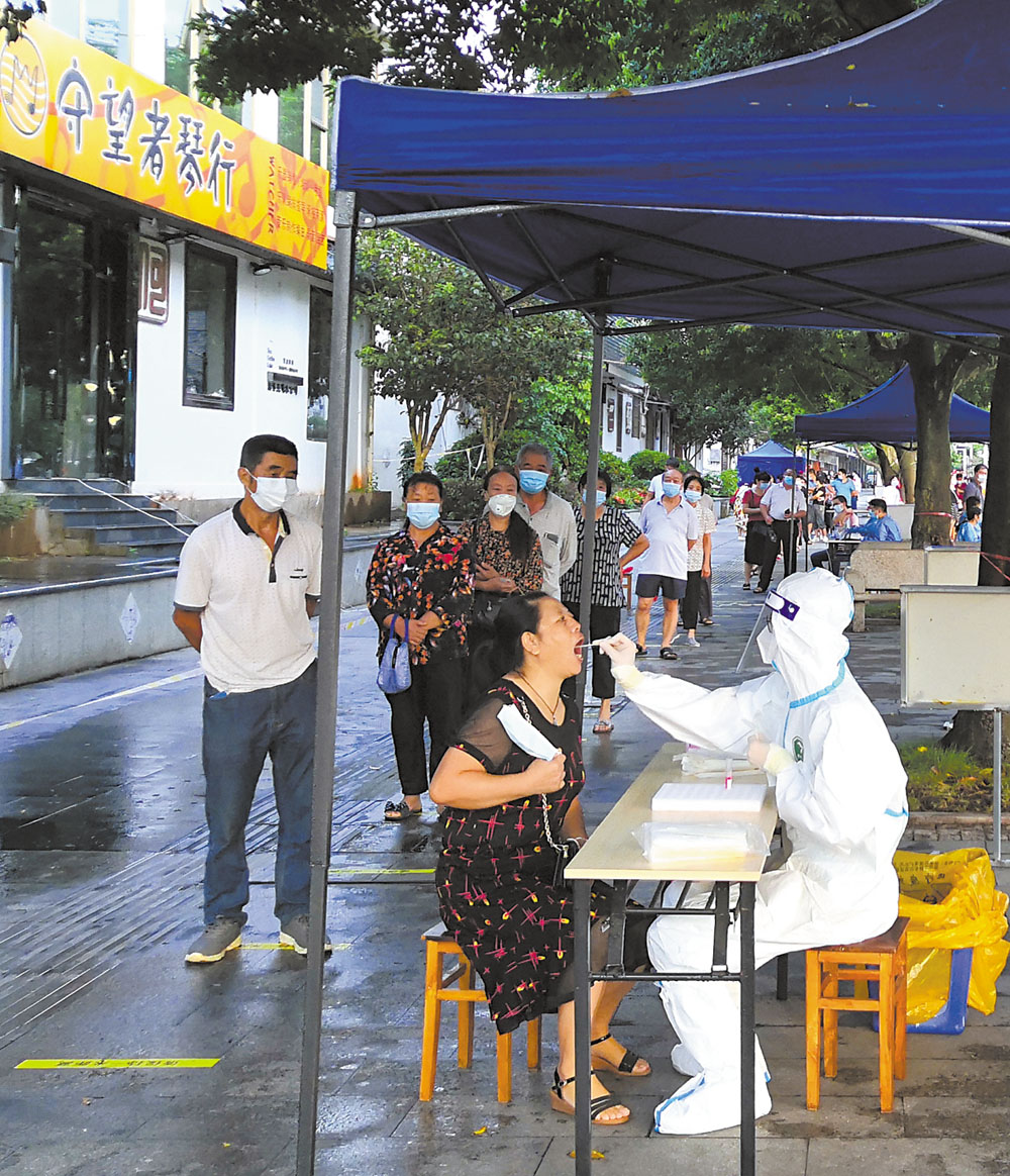 龙鹏社区组织核酸检测.jpg