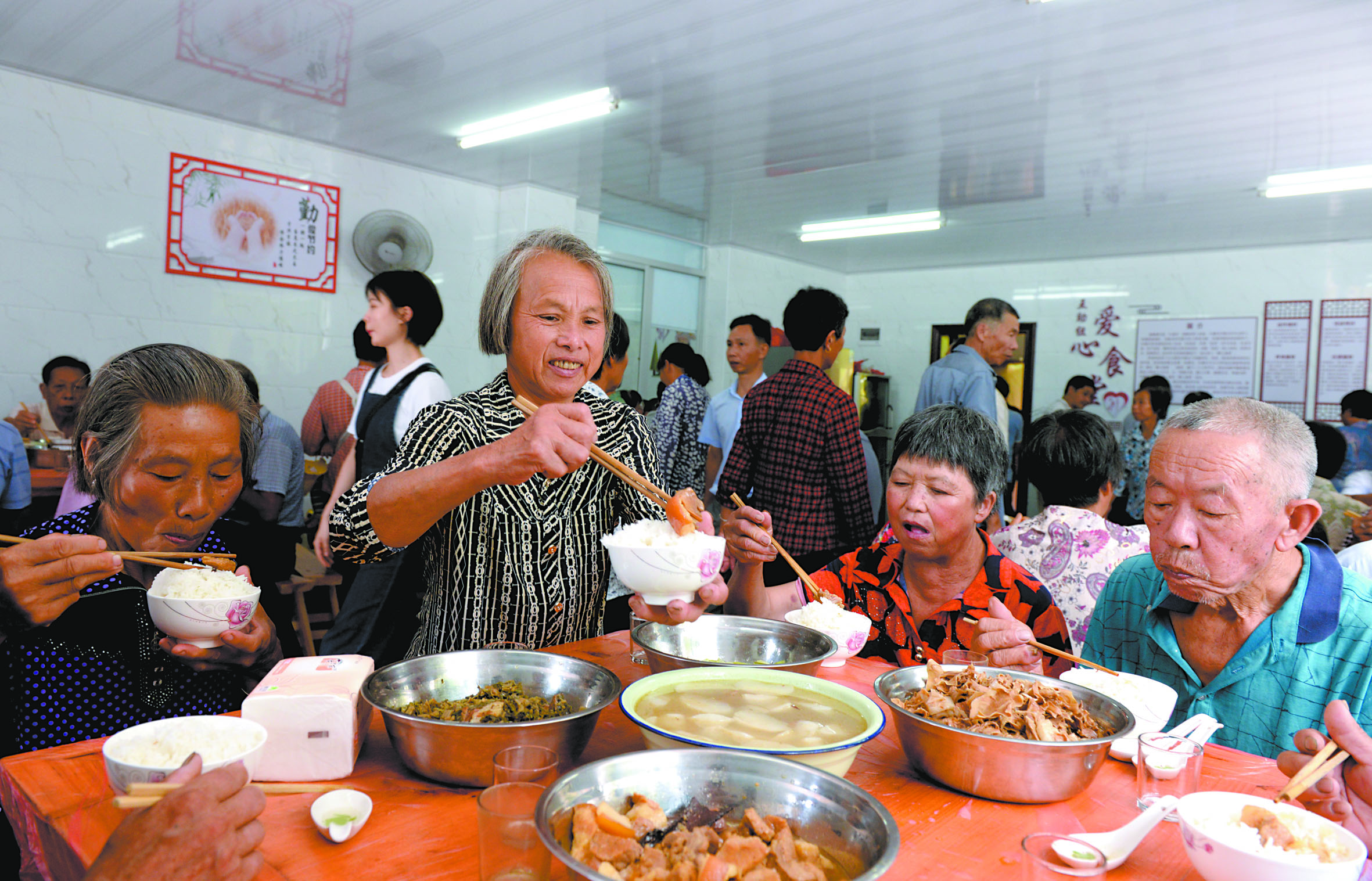 留守老人乐享爱心午餐.jpg