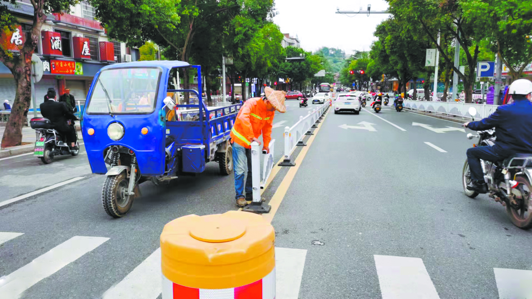 东大路隔离护栏安装.jpg