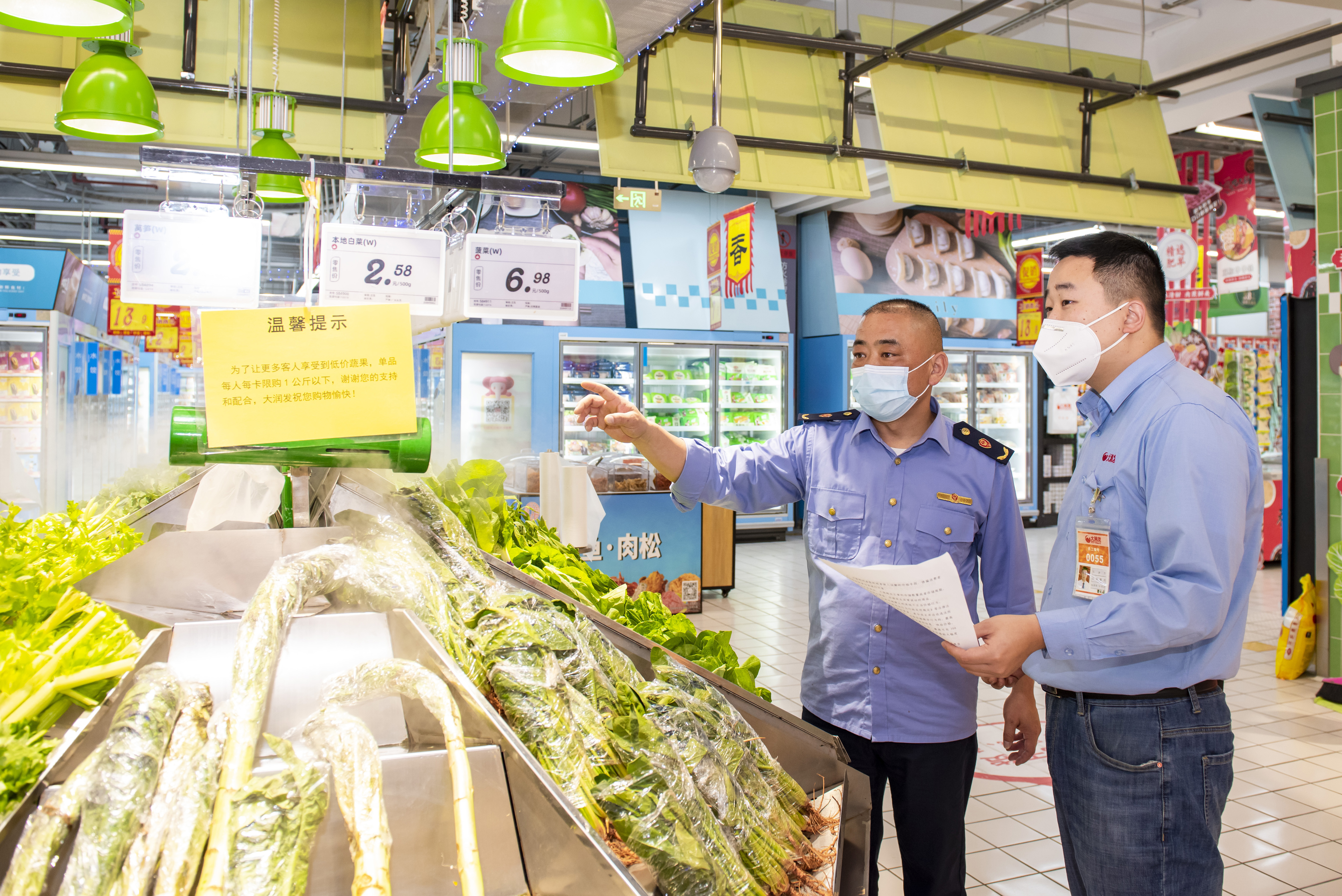 3月16日，市场监管局工作人员在大润发超市检查物品质量、价格等。（许华森 摄）.jpg