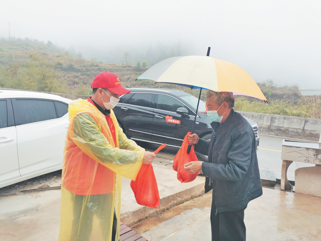 图二 ： “邻里爱心车”为困难群众送去生活物资.jpg