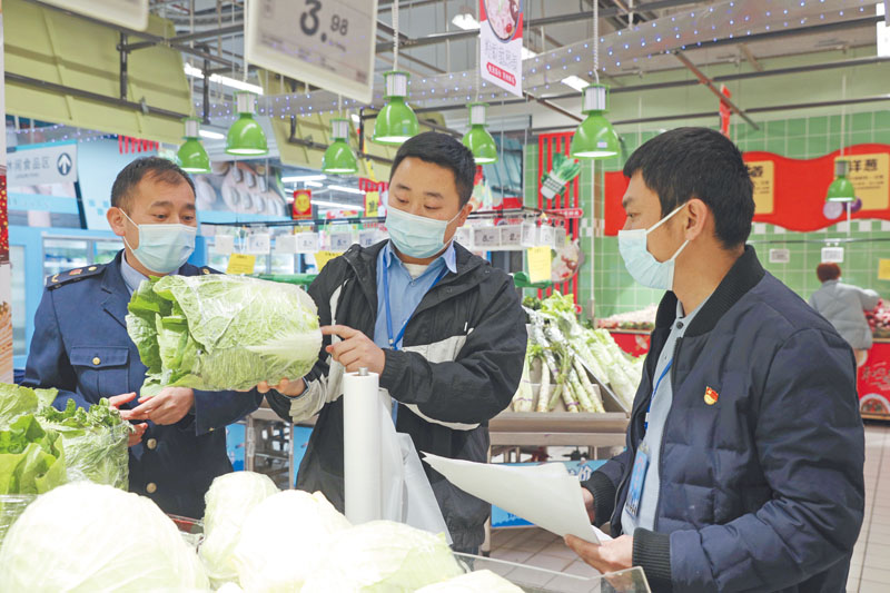 德化县纪委监委驻县财政局纪检监察组深入城区各商超市场“访菜摊”“看现场”，督促相关职能部门抓紧抓实疫情防控期间保供稳价工作。（吴朝烨 摄） .jpg