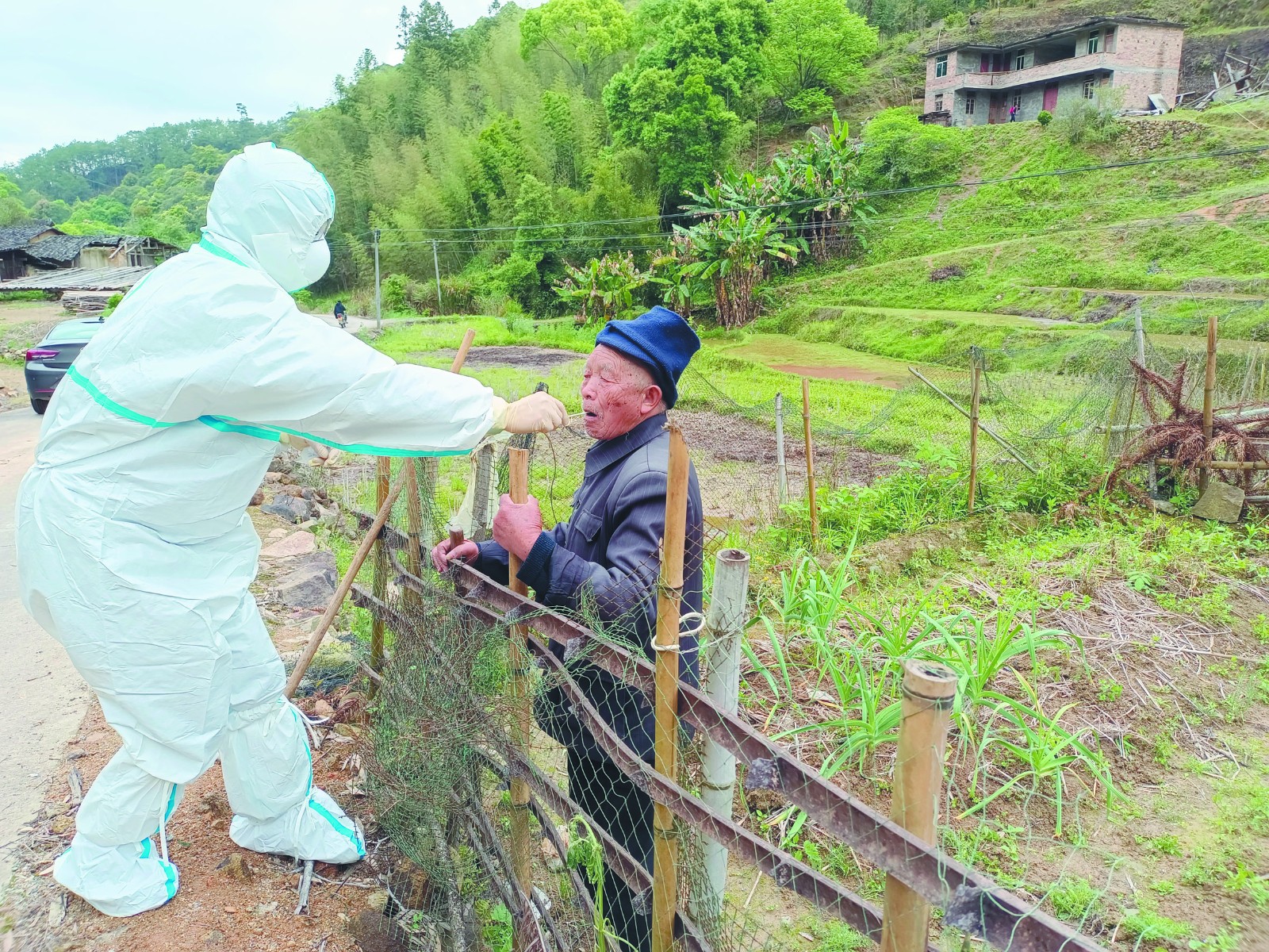 疫情期间，赖其树在田间地头给村民核酸采样.jpg