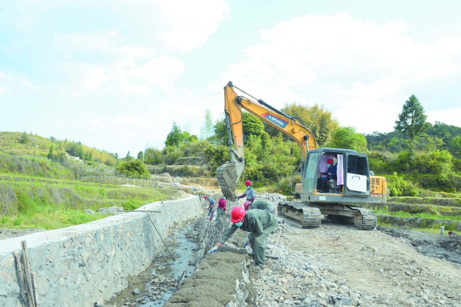 工人正在加快建设生态护岸.jpg