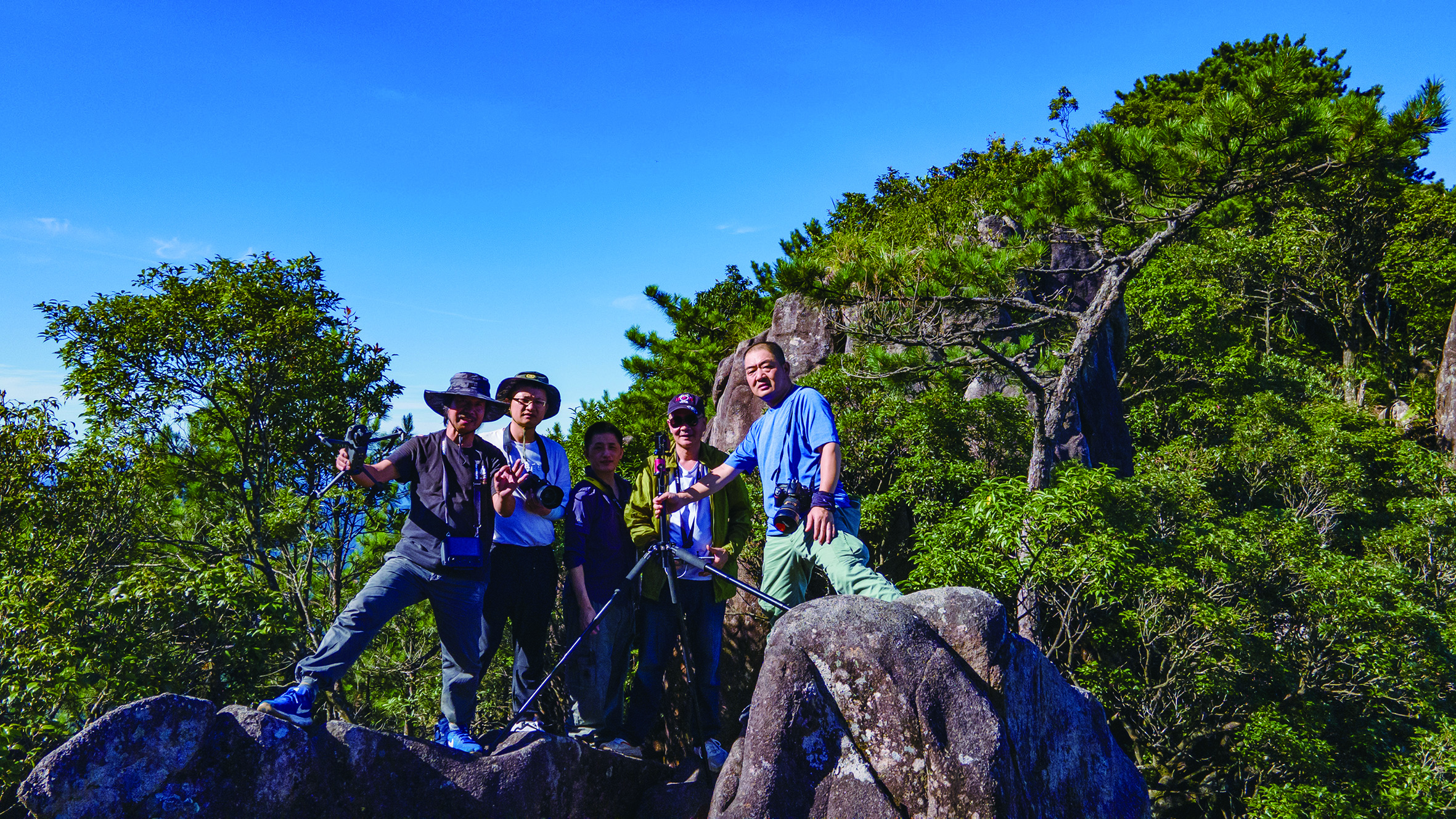 登山小队在山顶合影.jpg