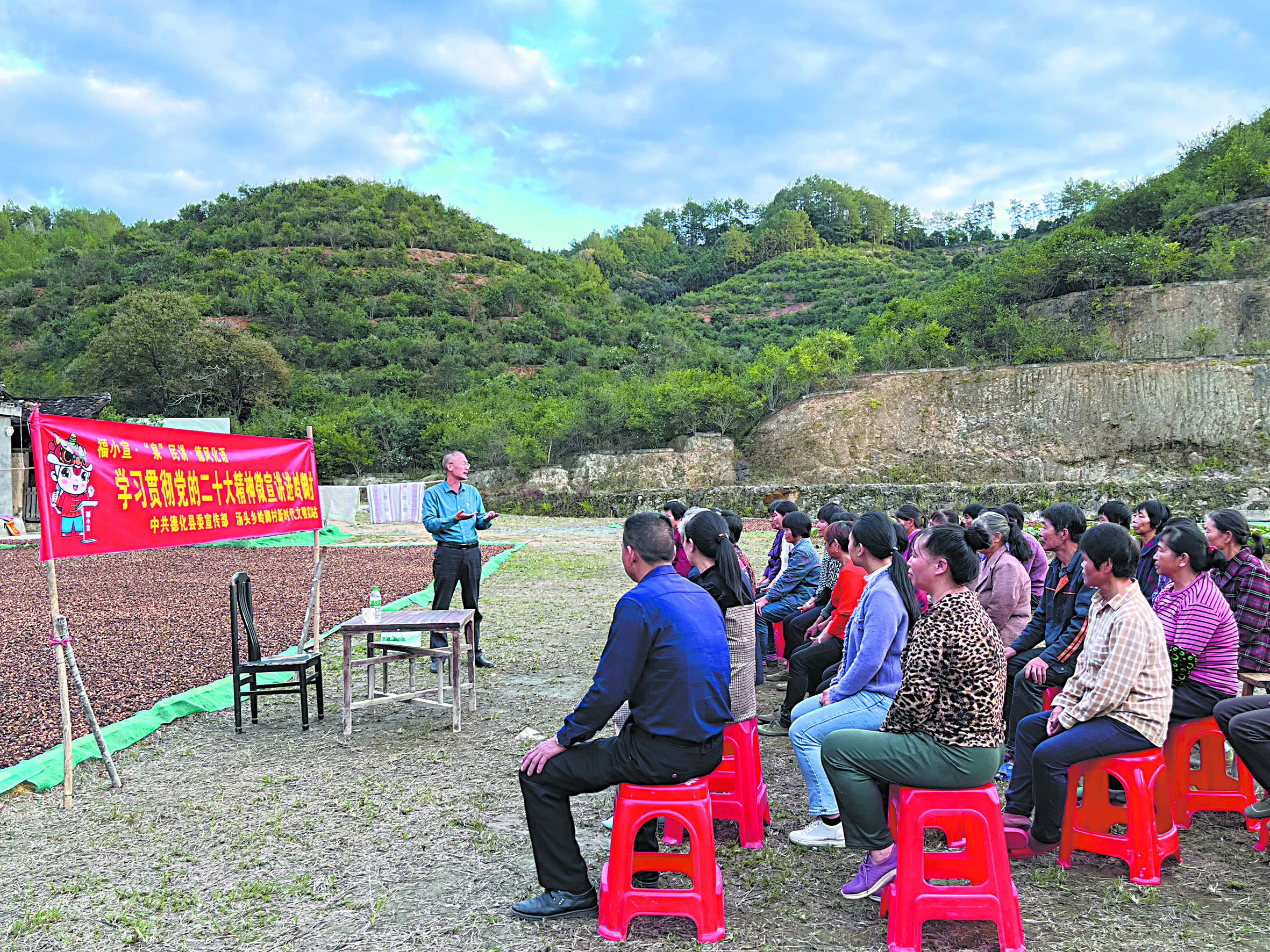 宣讲员走进岭脚村茶油种植基地，宣讲党的二十大精神.jpg