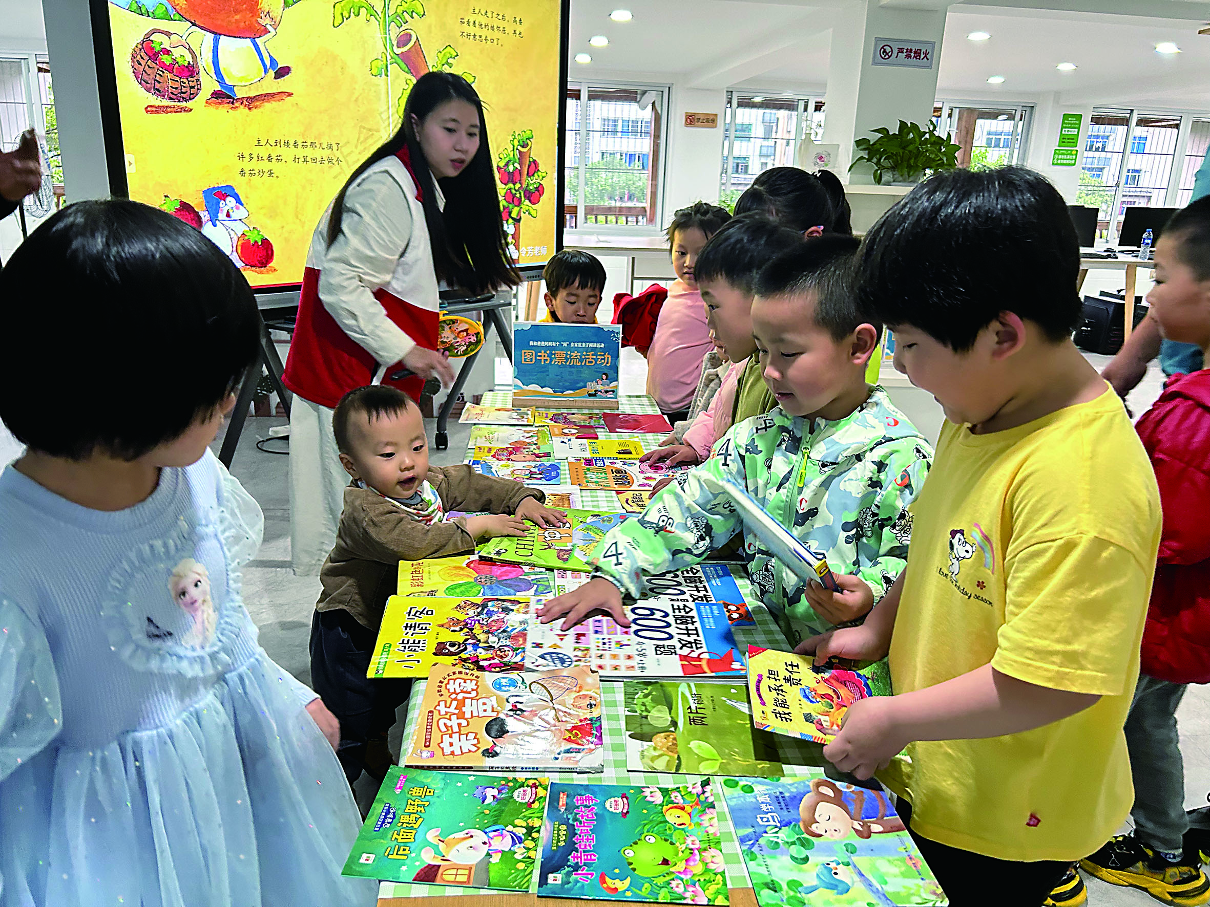 在富东社区新时代文明实践站的家庭亲子阅读活动中，孩子们在查找自己喜欢的书。.jpg