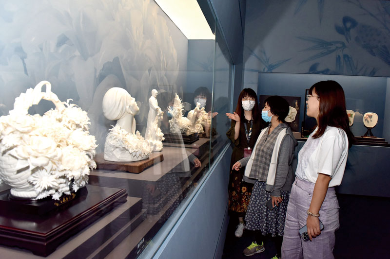 中国国家博物馆展厅内，游客们观赏德化白瓷（郑智得 摄）.jpg
