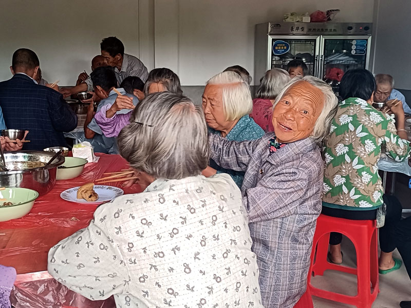 硕儒村老人在长者食堂用餐.jpg