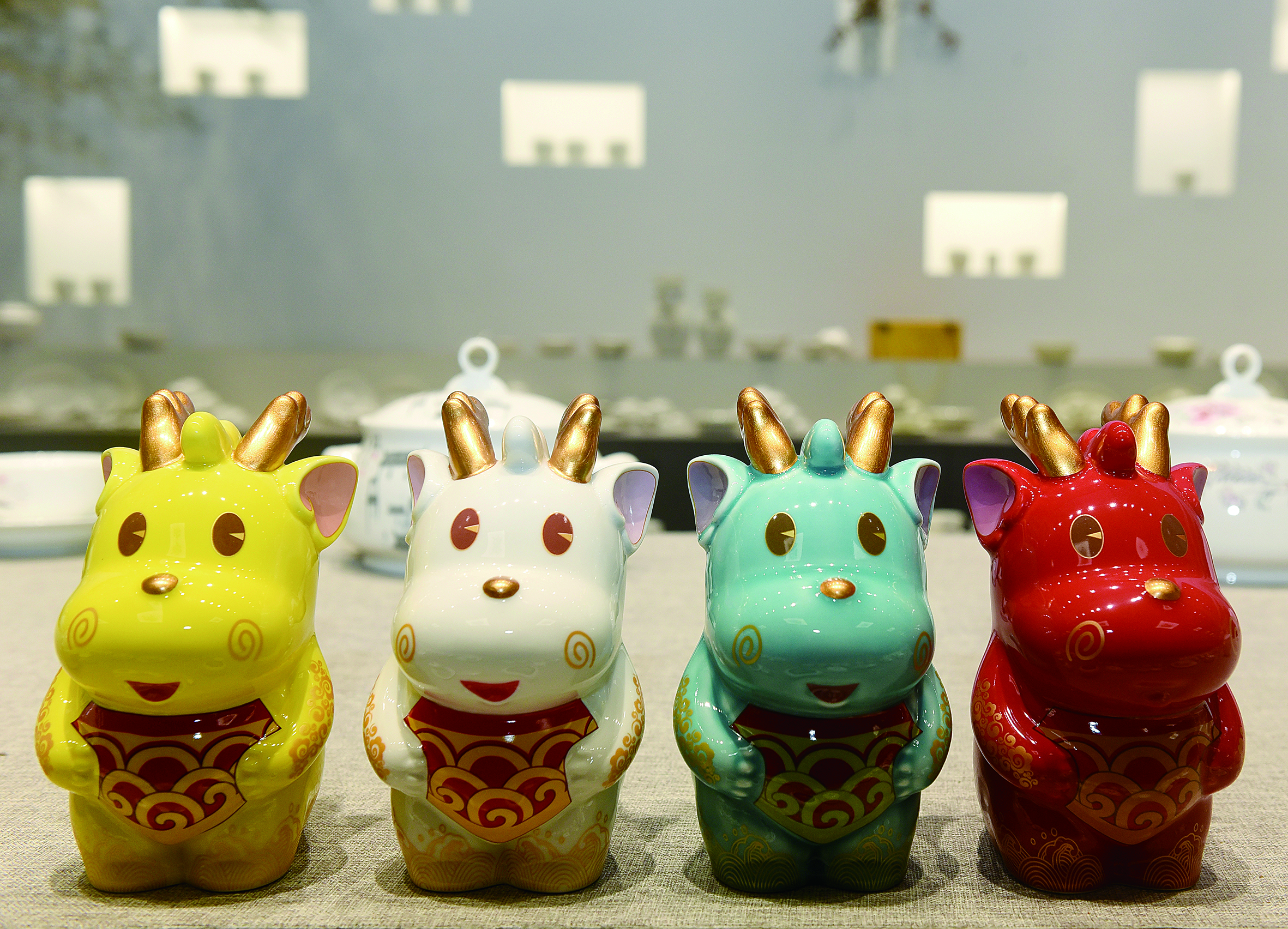 生肖瓷《小神龙》获得第八届“新年礼 中国龙”全国陶瓷创作设计大赛金奖.JPG