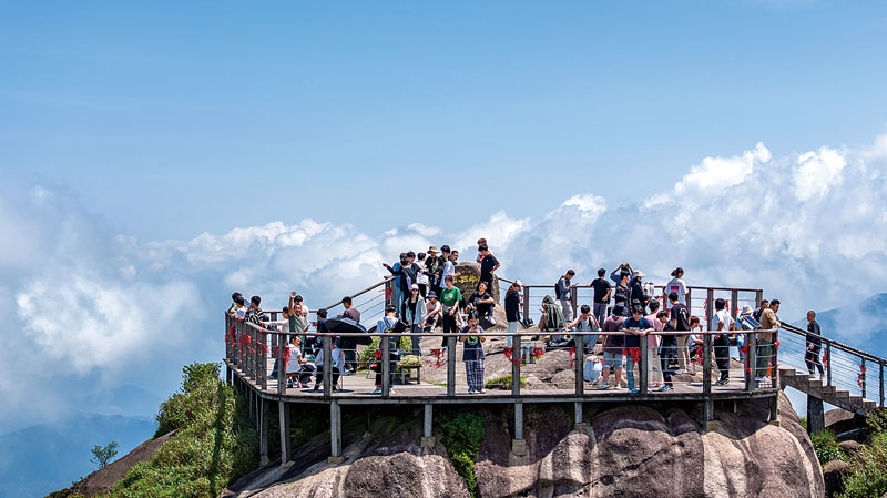 石牛山主峰人潮涌动（石牛山景区供图）.jpg