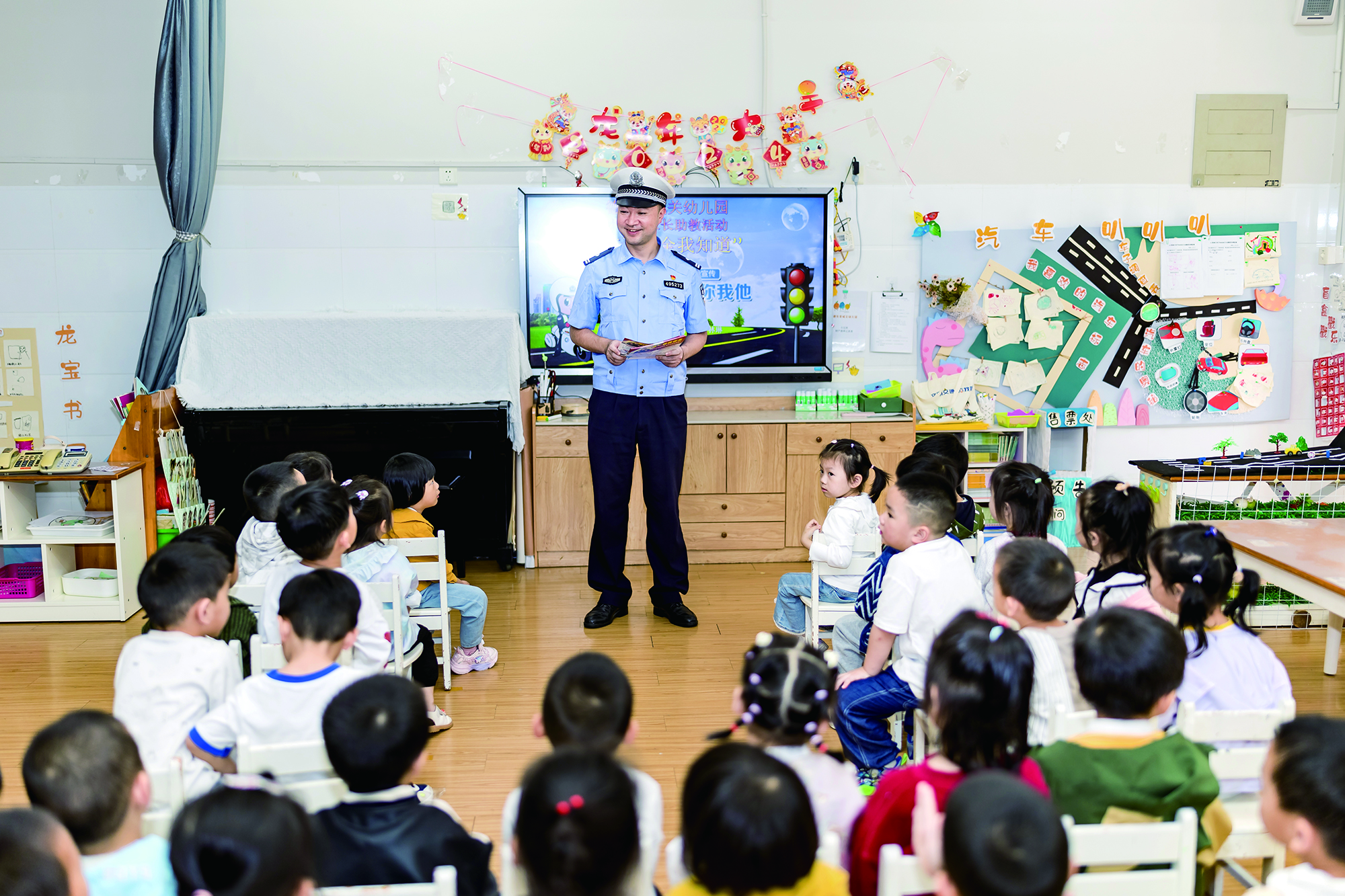 5月24日，德化交警大队民警向幼儿园学生普及交通安全知识 (2).jpg