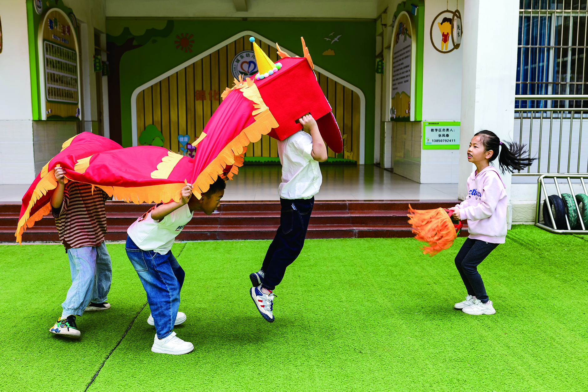 6月12日，德化县城东幼儿园小朋友用废旧物品制件的“狮子”在舞狮。.jpg