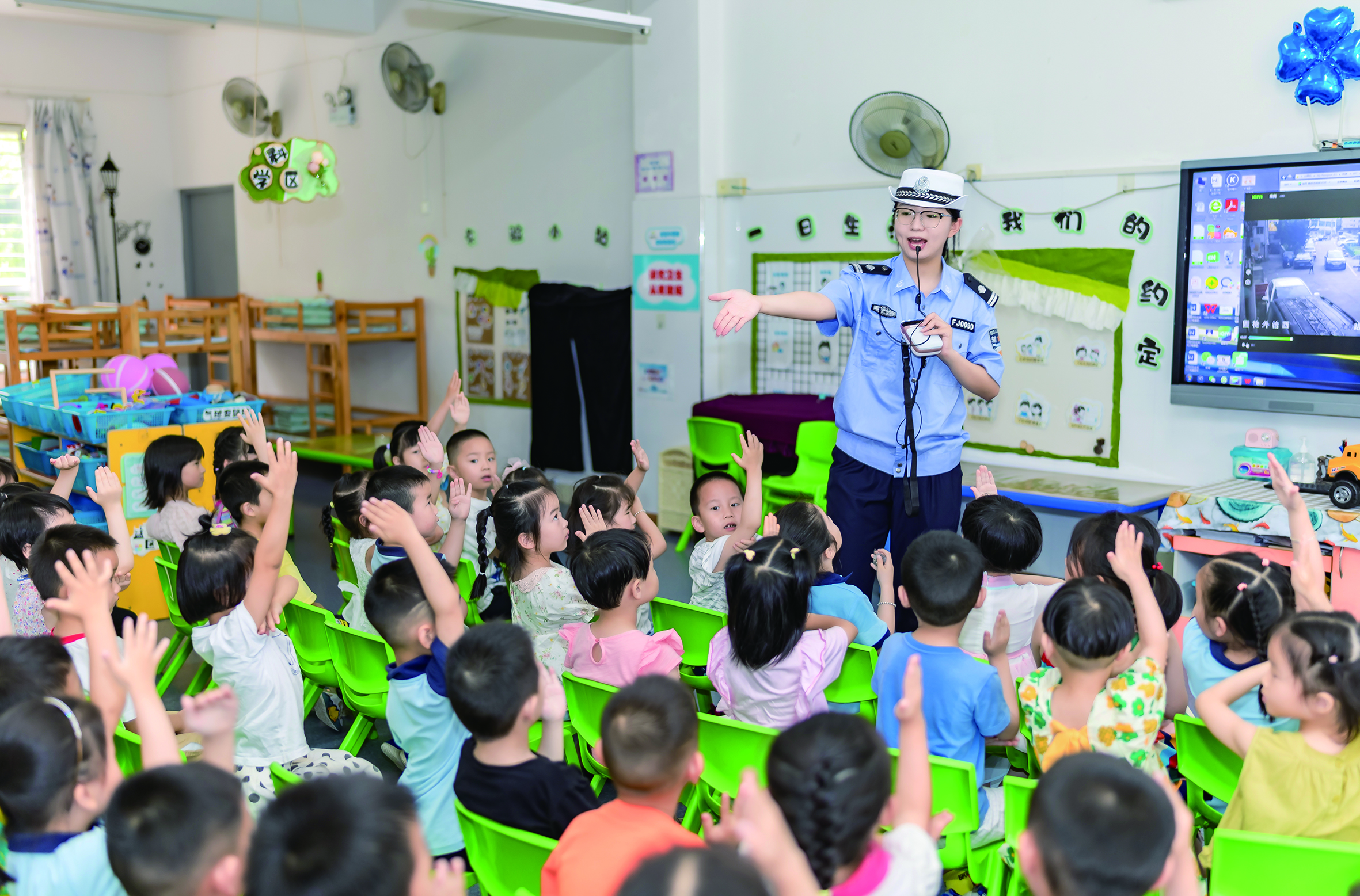 6月19日，德化县交警大队工作人员在幼儿园与小朋友互动。 （4).jpg