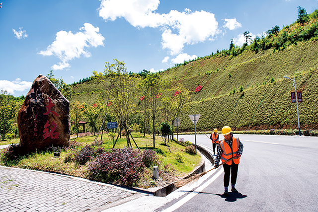 乡村公路养护队伍定期对公路进行巡查.jpg