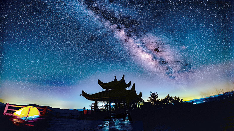 日前，摄影师在德化县九仙山，用镜头记录星空下的美景，仰望夜空，繁星满天，银河清晰可见。（黄谷莹 摄）.jpg