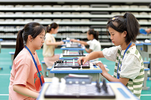 8月13日，在德化县霞田文体园举行2024年福建省青少年国际象棋锦标赛，选手在国际象棋锦标赛中对弈。 (1).JPG