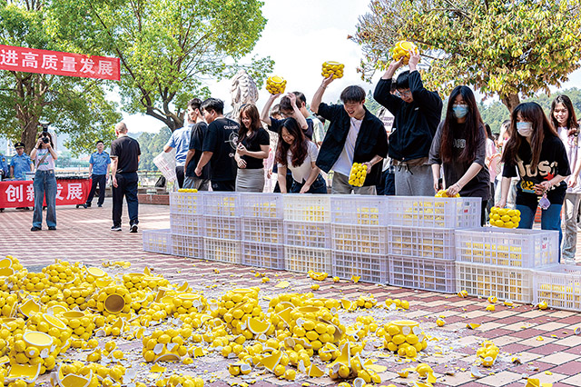 县法院法官到泉州工艺美术职业学院，与同学们将侵权陶瓷产品摔碎，警示大家尊重原创、抵制盗版。.jpg