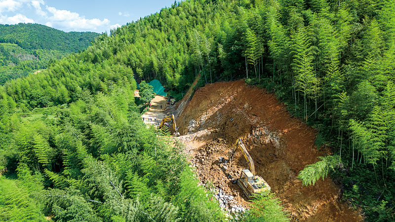 潘祠至李溪公路建设工程项目正如火如荼地进行.jpg