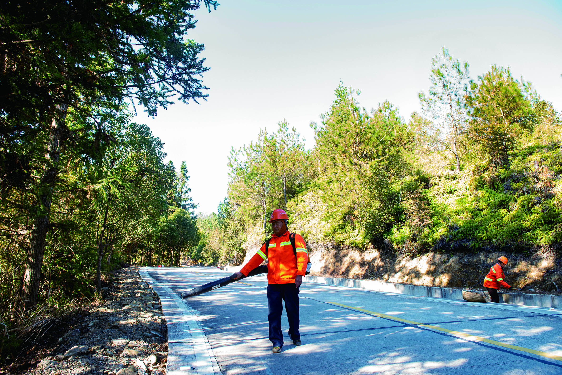 道路养护工人在清洁乡村路面.jpg