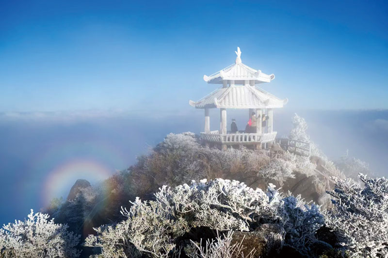 九仙山的雾凇景观吸引了大量游客前往（赖建明 摄）.jpg