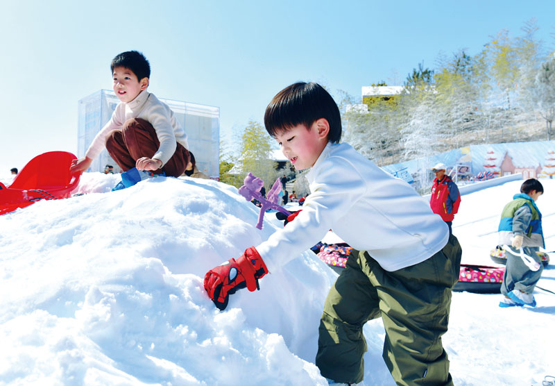 游客在九仙山体验冰雪乐趣（许华森 摄）.jpg