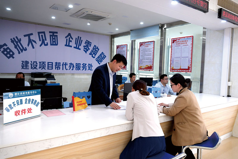 项目业主在帮代办专窗办理业务.jpg
