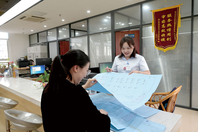 图审服务窗口工作人员办理审批业务.jpg