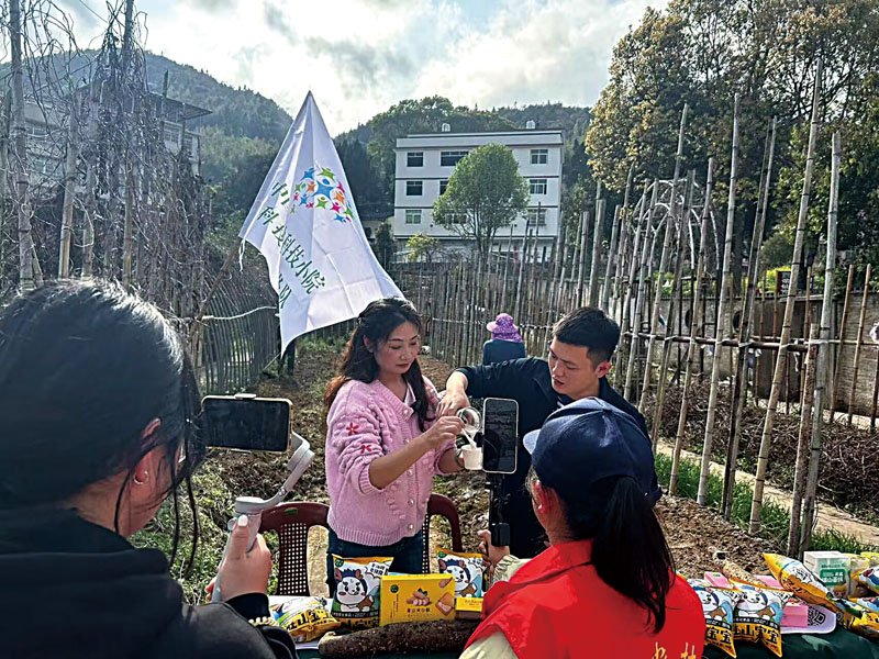 李树杰（右一）在直播带货.jpg