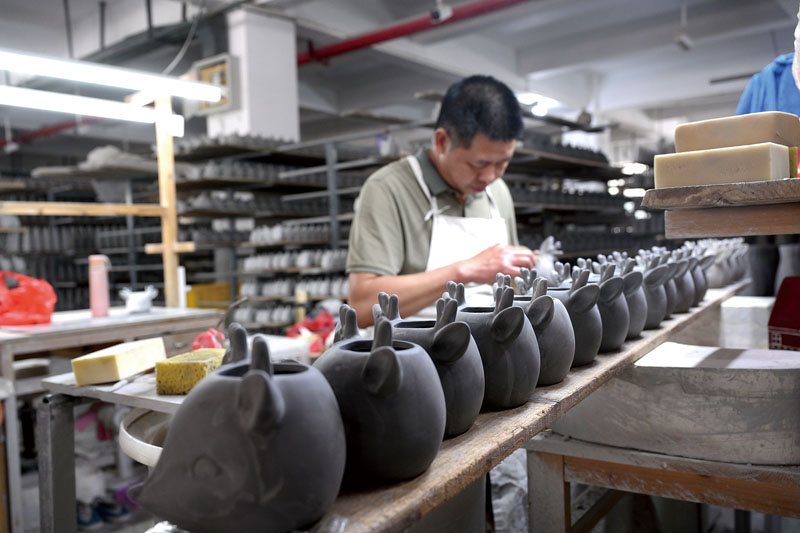 三峰陶瓷生产车间内，工人赶制订单.jpg