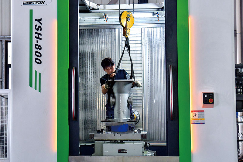 丰弘机械的工人在卧式加工中心装夹工件.jpg