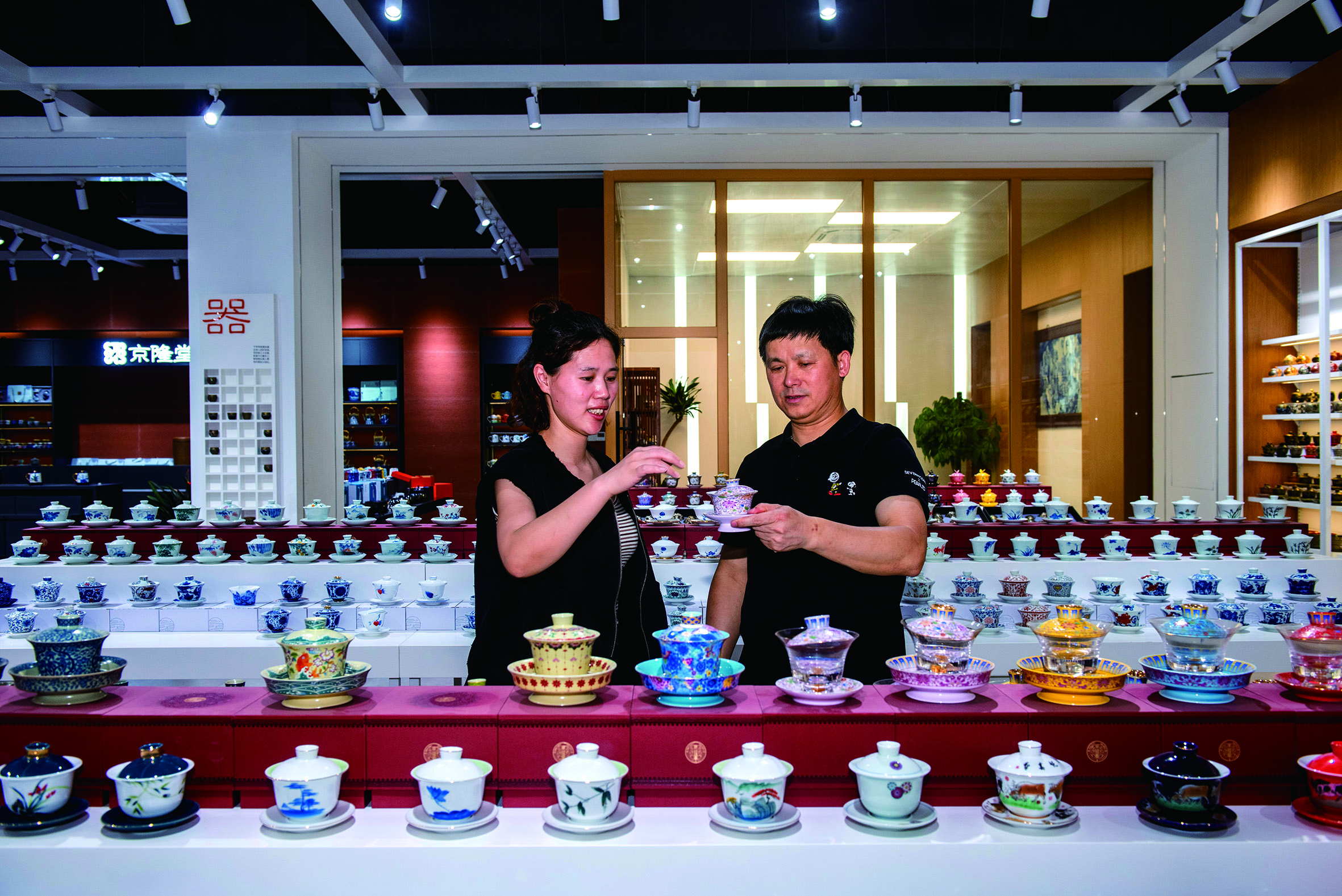 客商在选购精美的茶具产品（吴有森 摄）.jpg