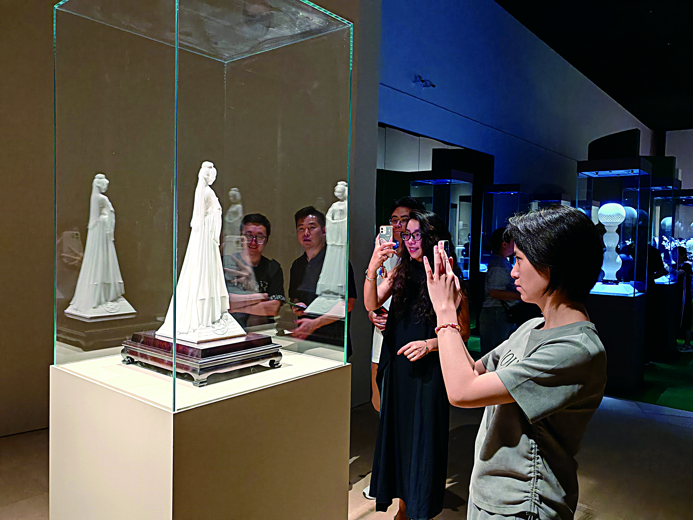 上海艺术大展现场，游客不时拿起手机拍照打卡.jpg