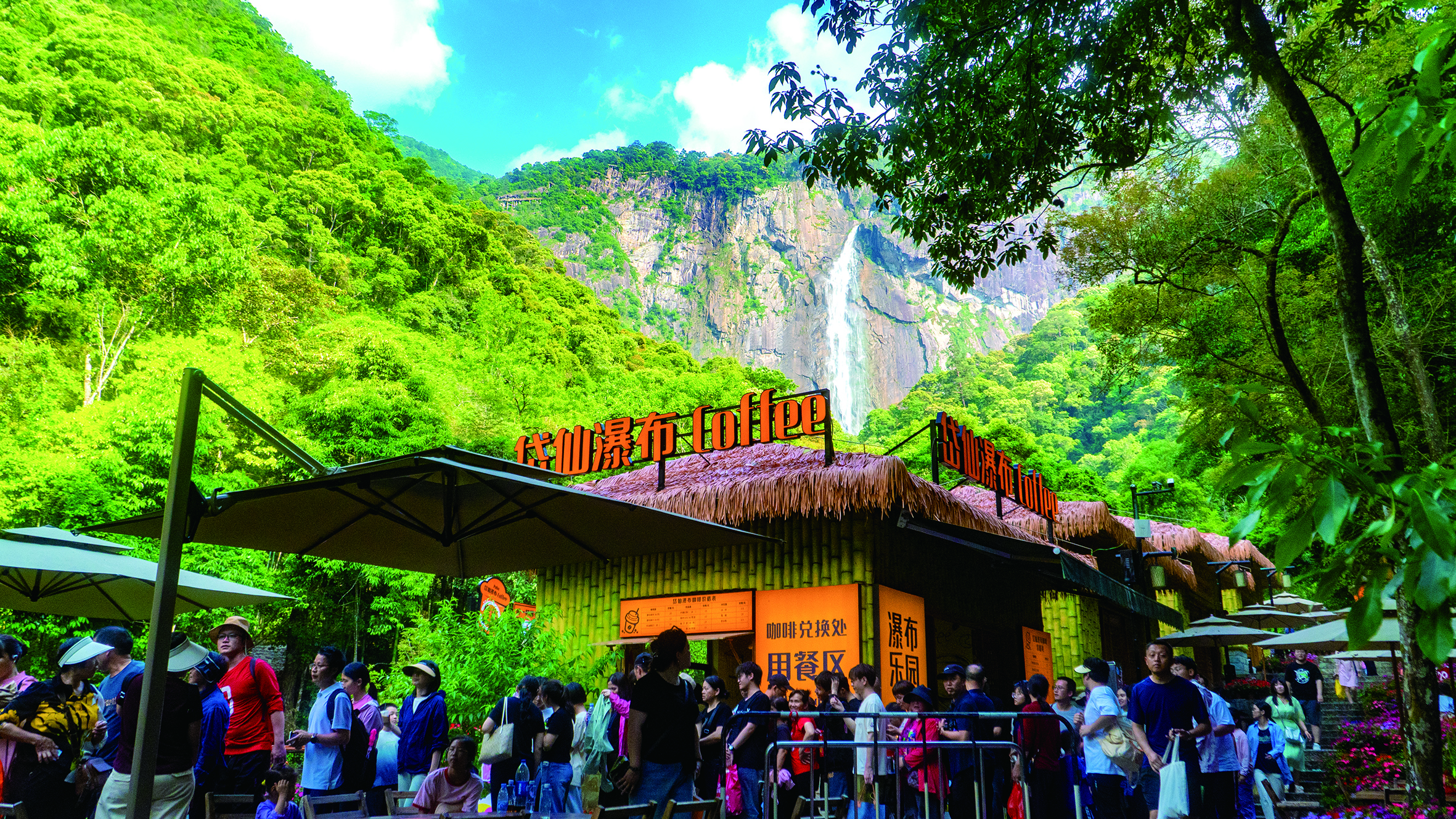 游客畅游石牛山景区.jpg
