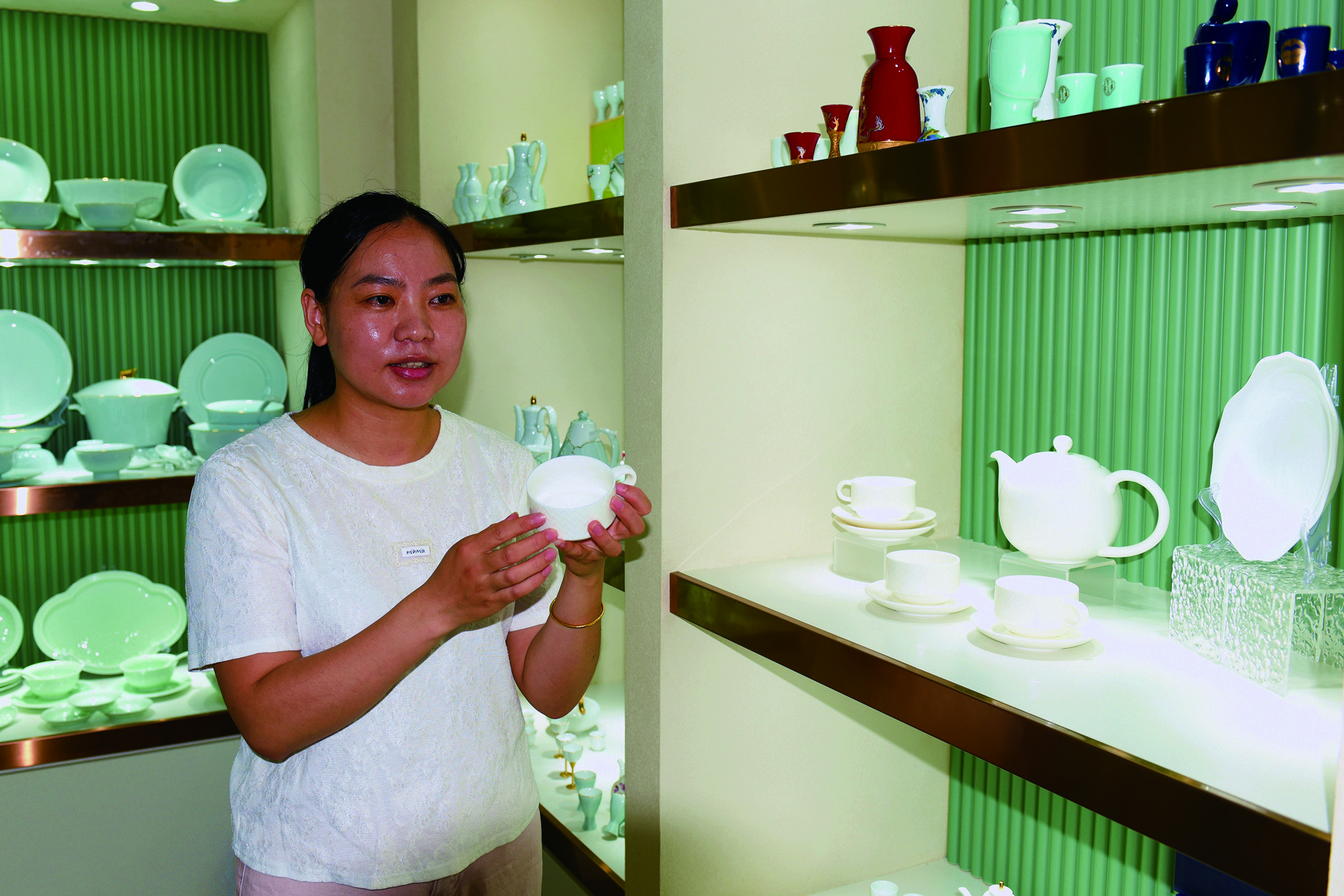 奔富陶瓷工作人员介绍《玉竹沁香·咖啡具》.JPG