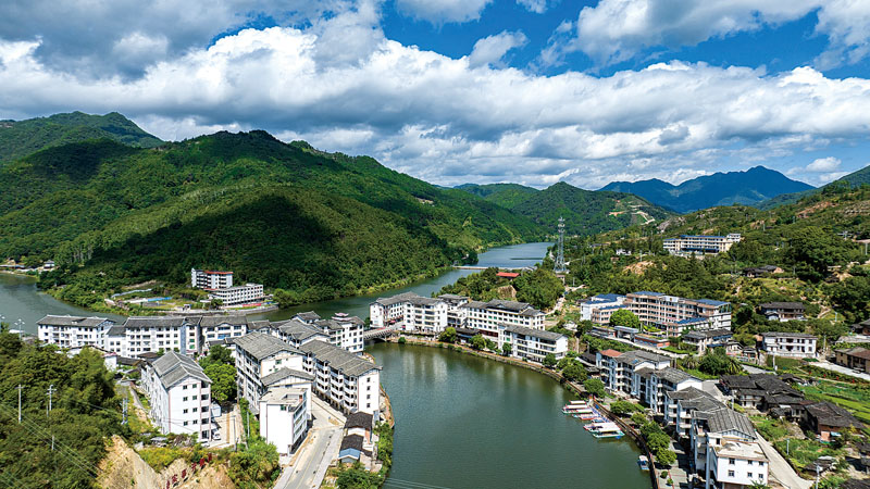 水口镇青山环抱，碧水穿城，宛如一幅山水交融的诗意画卷.jpg