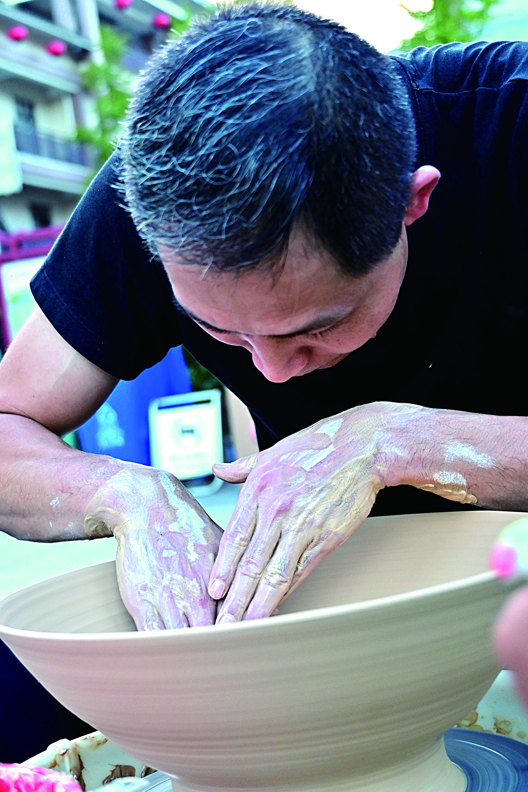 现场展示拉坯陶瓷碗.jpg