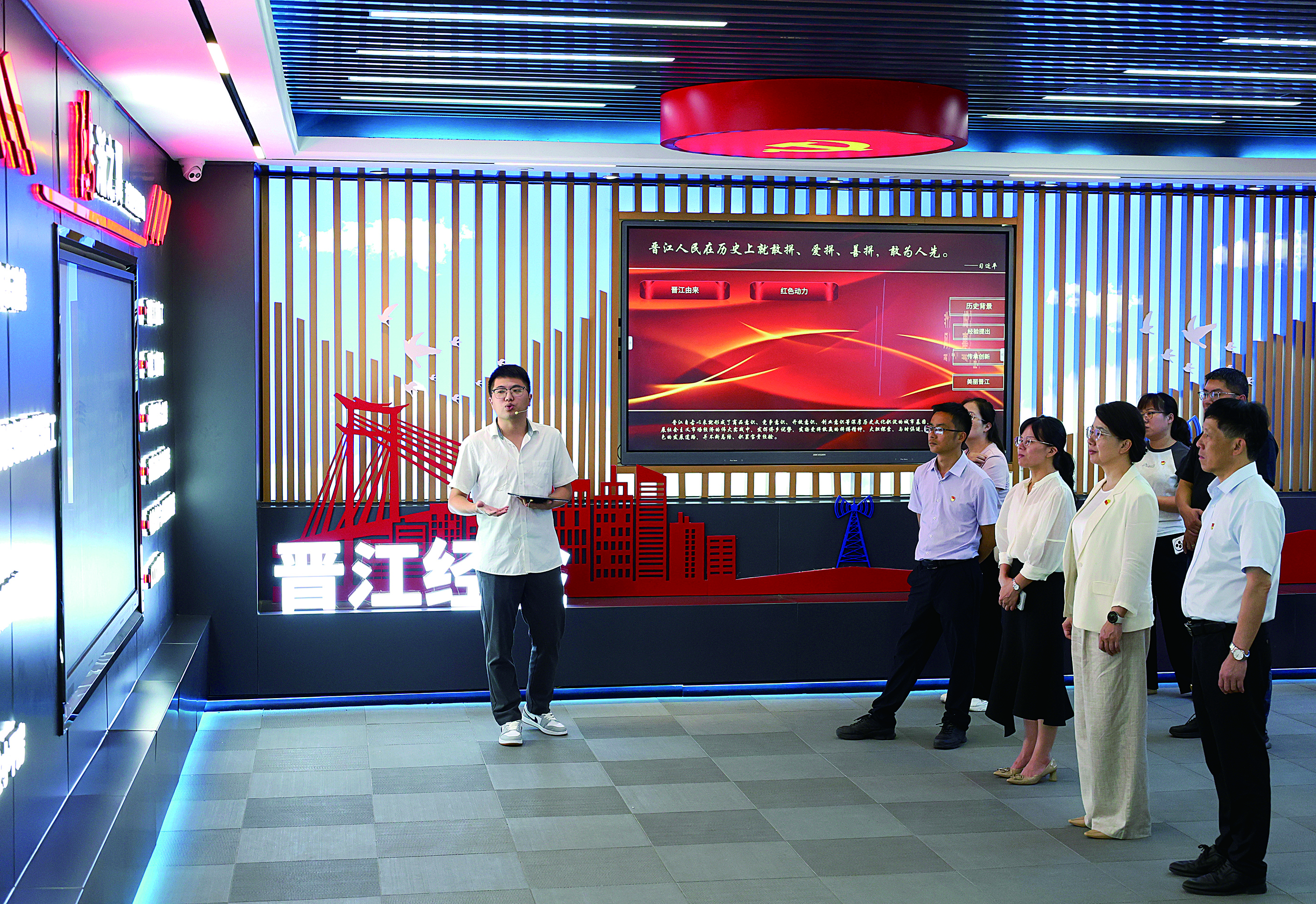 德化县委社会工作部联合县陶瓷产业链党委组织链上重点企业和挂钩乡镇赴晋江市考察学习。.jpg